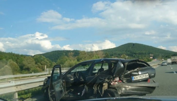 Една от колите е направо неузнаваема от удара