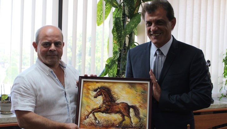 Заместник областният управител на Русе получи картина известен русенски художник, подарена от кмета Стоилов