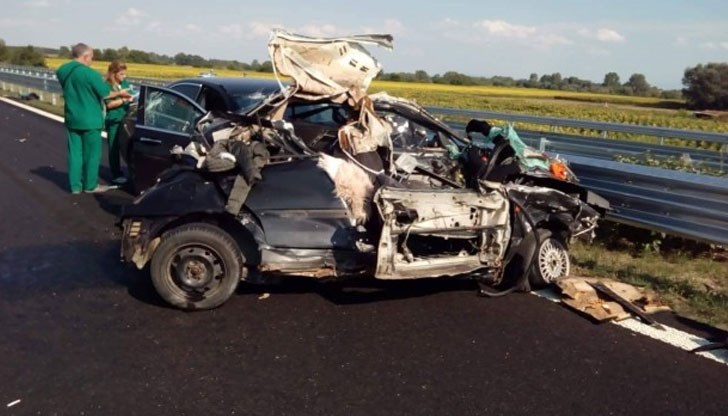 Мъжът сменял гума, когато в него се блъска кола, в която загинаха двама души