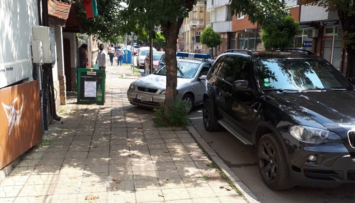 Паркиране на забранена улица пред ресторант "Крушата"