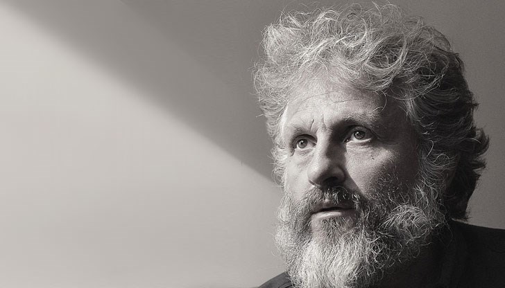 Култовият водещ вече е с дълга коса и брада и е почти неузнавам Култовият водещ вече е с дълга коса и брада и е почти неузнавам