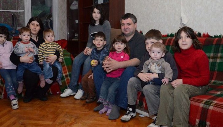 Родителите продължават да се борят за останалите си 5 деца