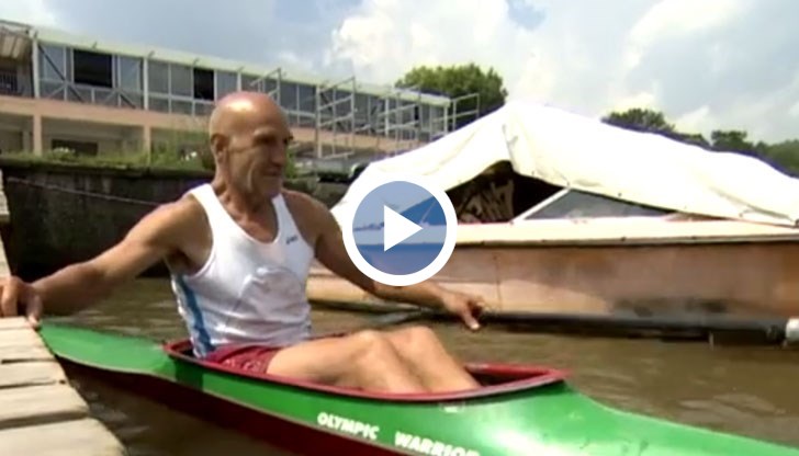 Гребе всеки ден, кара колело по 30 километра и прави походи в планината