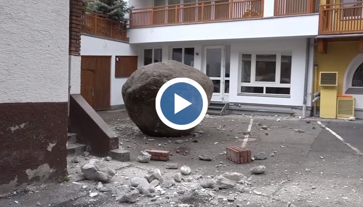 Според полицията скалният къс се търкалял поне 200 м по наклона