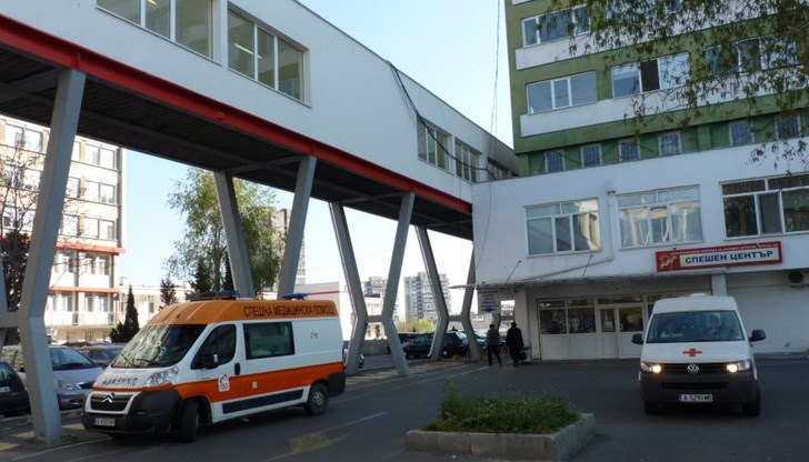 Човекът е в превъзбудено емоционално състояние и е почти гол