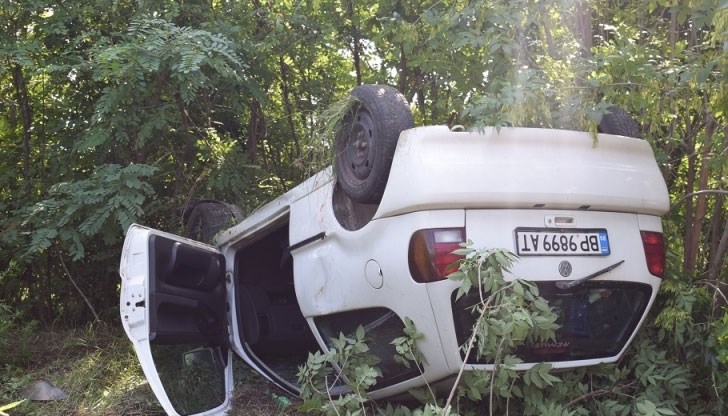 "Поло" връхлетя с бясна скорост бус и лека кола