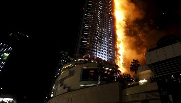 Пожарът бързо е обхванал цялата сграда /Снимката е илюстративна/ Пожарът бързо е обхванал цялата сграда /Снимката е илюстративна/