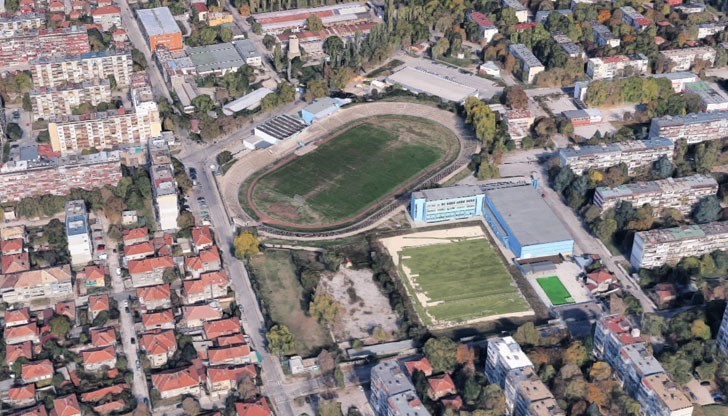 Ако и ремонтът на игрището на Спортен комплекс „Дунав“ е направен без проект, какво ли ще поникне там? Най-вероятно магарешки бодили!