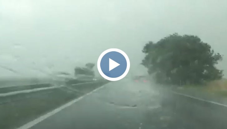 Автомобили отбиват в аварийното платно