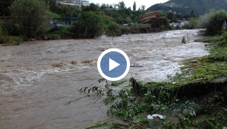 Мъжът е излязъл за риба със свой приятел, но силната вода от дъждовете го е повлякла