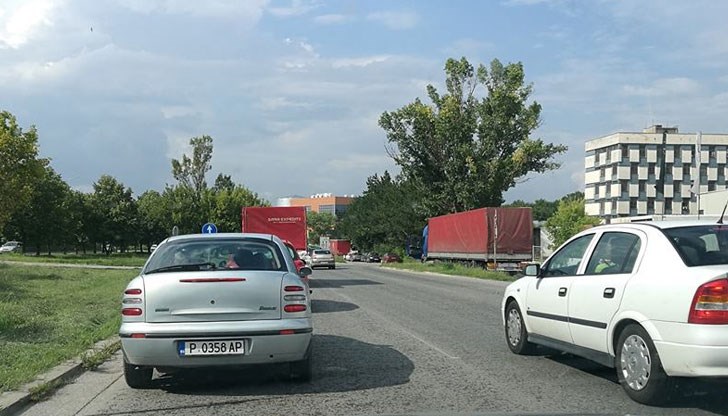 На българо-румънската граница трафикът е интензивен на вход и изход за товарни автомобили на ГКПП "Дунав мост - Русе"