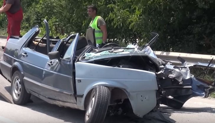 Фолксваген се е забил в ТИР