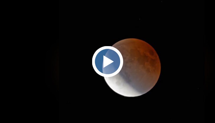 Видео показва уникалното явление в рамките на 17 секунди