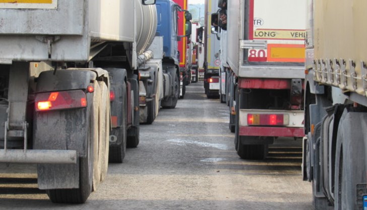 Колони от автомобили се образуваха на граничните пунктове в страната Колони от автомобили се образуваха на граничните пунктове в страната