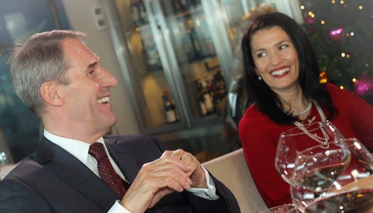 Деяна ще се врече във вечна любов на Бен Крос пред 20 000 гости в народни носии Деяна ще се врече във вечна любов на Бен Крос пред 20 000 гости в народни носии