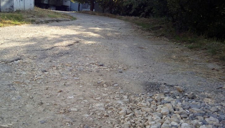 Живущи в блок 30 в ЖК "Дружба" в Русе вече три години чакат ремонт на настилката пред кооперацията, в която живеят