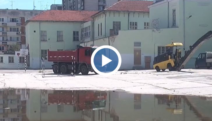 Огромна яма се е образувала в двора, който пропада от десетилетие