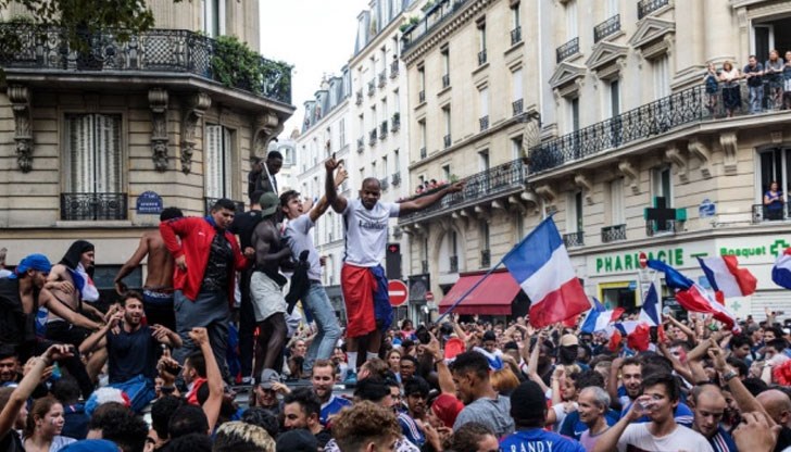 Лудите празненства за втората световна титла на Франция завършиха фатално за двама фенове на „петлите“