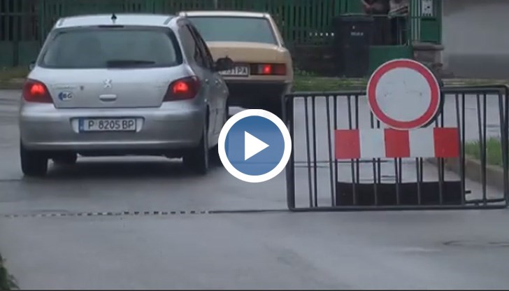 Мястото е оградено от половин година, но не се извършват ремонтни дейности