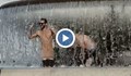 Турист се къпе гол в емблематичен фонтан в Рим