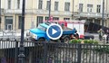 Камион увисна на Лъвов мост