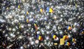 Румънците осветиха площад "Викториеи" с телефоните си