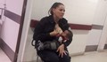 Полицайка накърми изоставено бебе