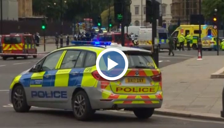 Камери са уловили как колата се врязва в бариерата