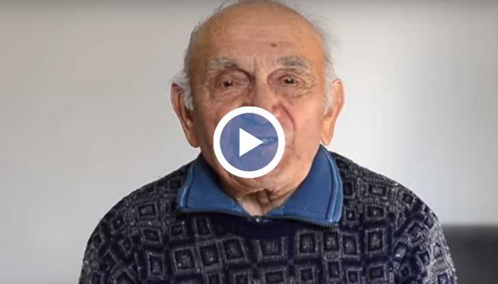 Пред камерата декламира любимите си стихотворения