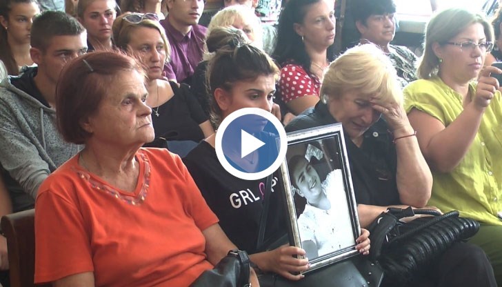 Роднини и близки на убитото момче от Бяла се събраха на мълчалив протест пред русенския съд