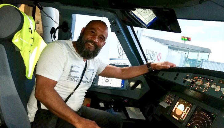 Пътник е направил опит да влезе в пилотската кабина и заплашил да отвори един от изходите на самолета