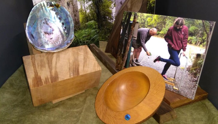 Съд, изработен от дървото каури, инкрустиран със огромна седефена мида, е вече част от експозицията в музея