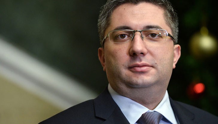 Какъв по-хубав край на краткия отпуск от това да се поопушиш край скарата с балканджийска сланинка под дебела дъбова сянка, похвали се министърът