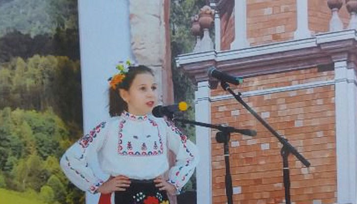 Това беше наградата за малката певица от Николово Това беше наградата за малката певица от Николово