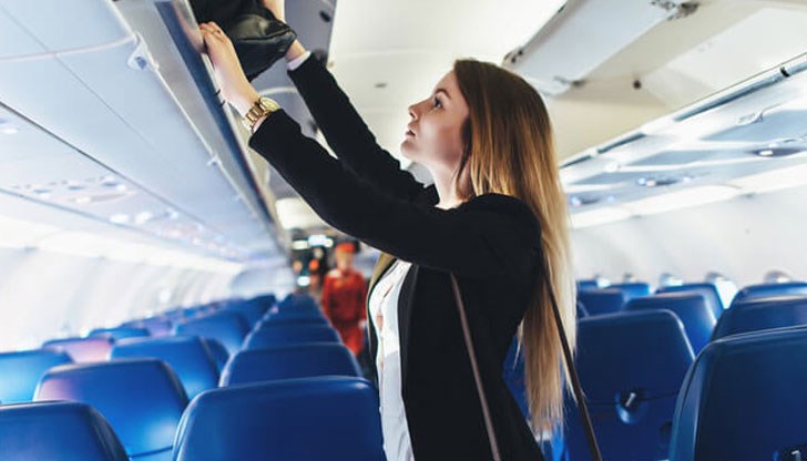 Авиокомпанията заявява, чесамолетите й се бавят, защото пътниците носят твърде много ръчен багаж