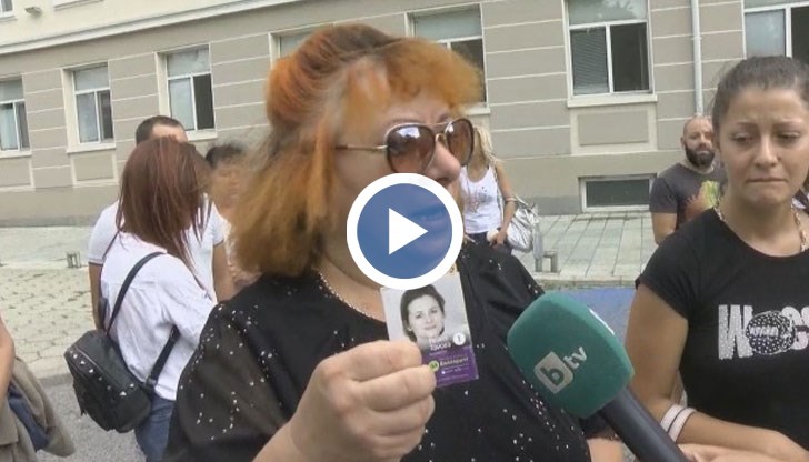 Ребрата ѝ са помляти от натискане с лакти и скачане отгоре ѝ, каза бащата на починалата родилка