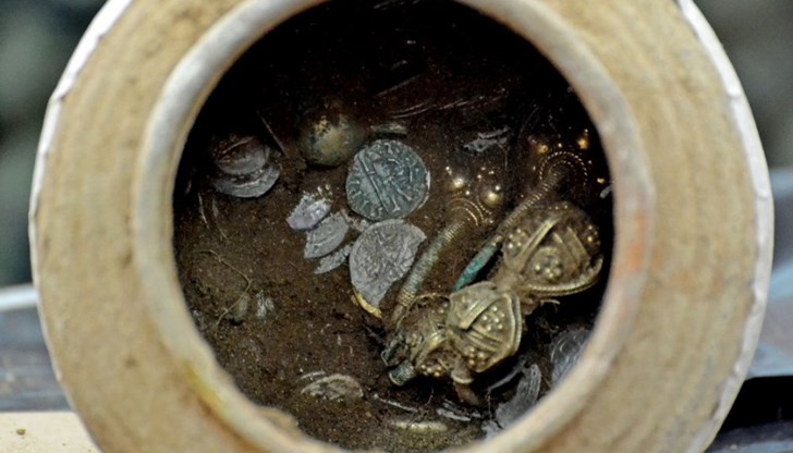 Сребърните монети са отсечени по времето на цар Иван Александър (1331-1371)