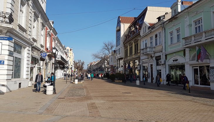 Обеднелите русенци намалиха драстично покупките си, а оборотите на предприемачите паднаха драстично Обеднелите русенци намалиха драстично покупките си, а оборотите на предприемачите паднаха драстично