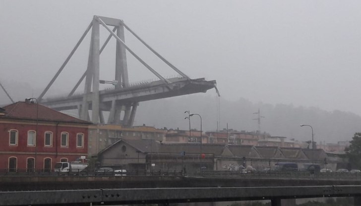 Под руините има голям брой автомобили, в които вероятно има и хора