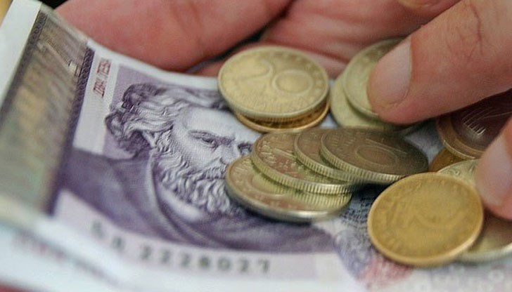 Повечето хора не получават достатъчно средства, за да покриват нуждите си