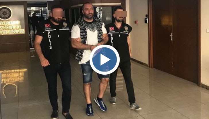 Полицията извежда Желязков от хотела, в който бе задържан