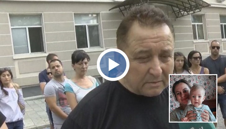 Ребрата й са помляни от натискане с лакти и скачане отгоре й