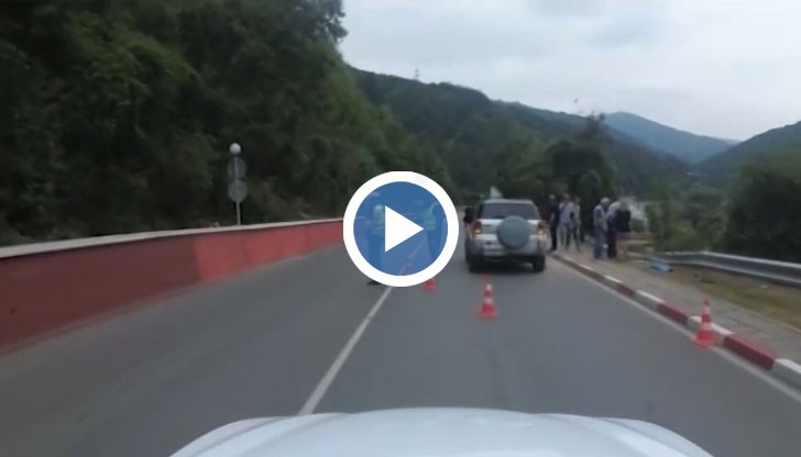 Григор е категоричен, че самият завой сам по себе си е много опасен, а асфалтът е доста износен и хлъзгав