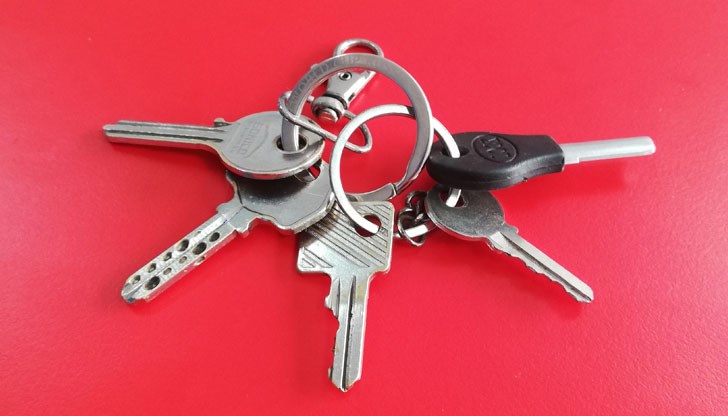 Намерени са ключове на пейките срещу банка ОББ, до магазин Billa