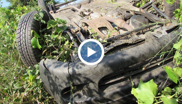 Шофьорът се е измъкнал през задното стъкло