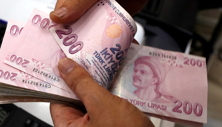 Поевтиняването може да бъде усетено от туристите заради разликата между местната валута и долара и еврото