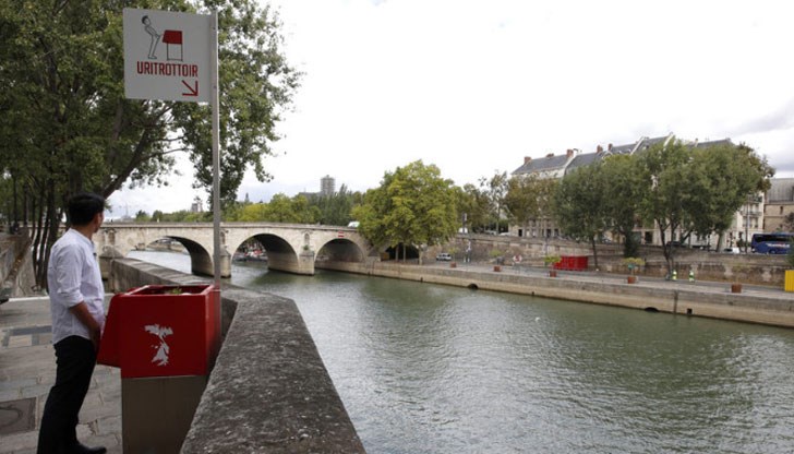 Мирисът на урина по улиците отдавна е едно от неприятните неща на живота в Париж, но новите писоари шокираха жителите на града