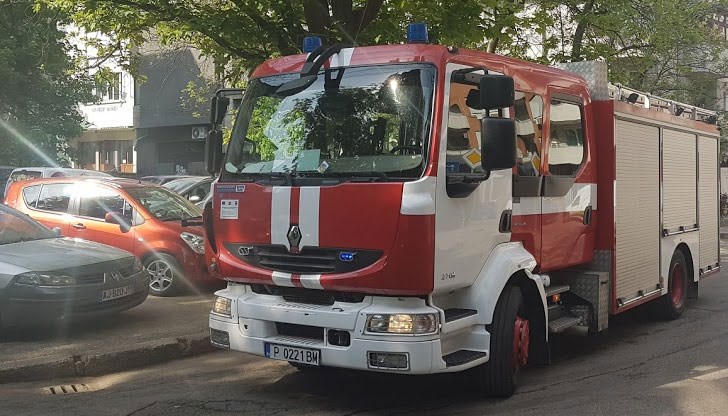 Пламъците са обхванали купето на Лада-та