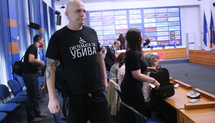 Нещо повече – става все по-ясно, че този път няма да се примирят, докато не променят Системата. И ще я променят, защото Системата ги направи армия Нещо повече – става все по-ясно, че този път няма да се примирят, докато не променят Системата. И ще я променят, защото Системата ги направи армия