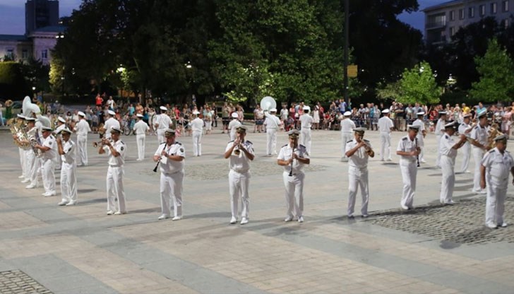 За празника днес ще бъдат наградени матроси и офицери, а привечер през централната част на града ще премине шествие до Паметника на морячеството За празника днес ще бъдат наградени матроси и офицери, а привечер през централната част на града ще премине шествие до Паметника на морячеството